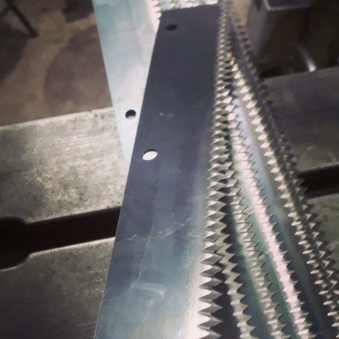 Faca dentada afiada